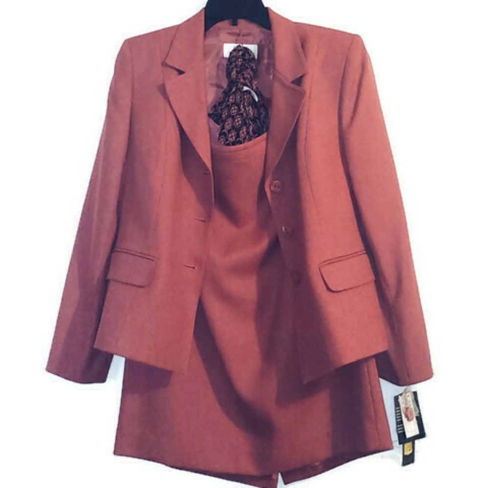 Le Suit 2pc skirt set with scarf